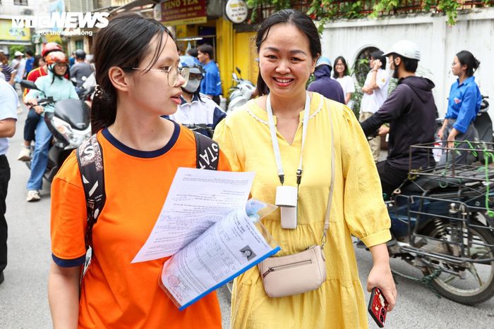 Phụ huynh và học sinh cần tránh tâm lý đổ xô chạy theo chứng chỉ ngoại ngữ. (Ảnh minh họa)