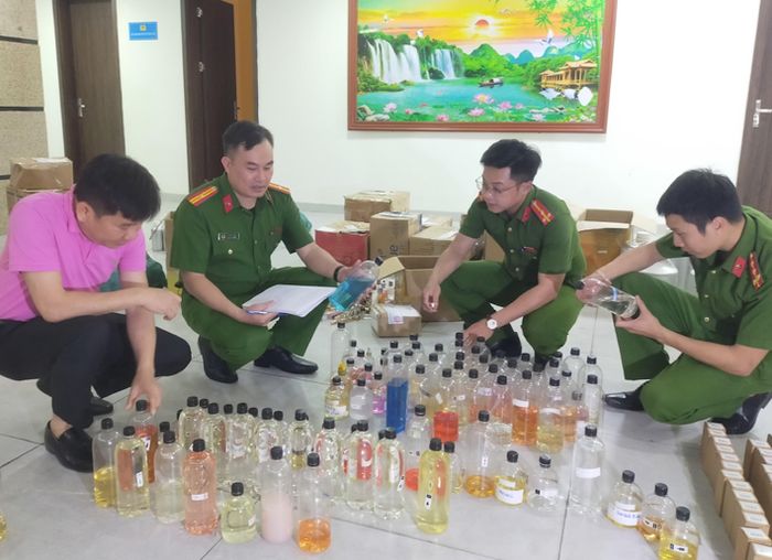 Hương liệu mà các đối tượng sử dụng để sản xuất nước hoa giả. (Ảnh: Công an Thanh Hóa)