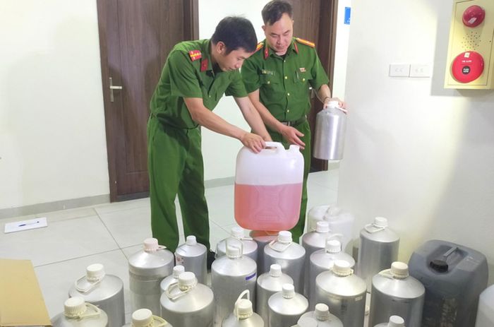 Những can hương liệu, nước hoa giả được các đối tượng dùng để sản xuất, sang chiết nước hoa thương hiệu giả. (Ảnh: Công an Thanh Hóa)