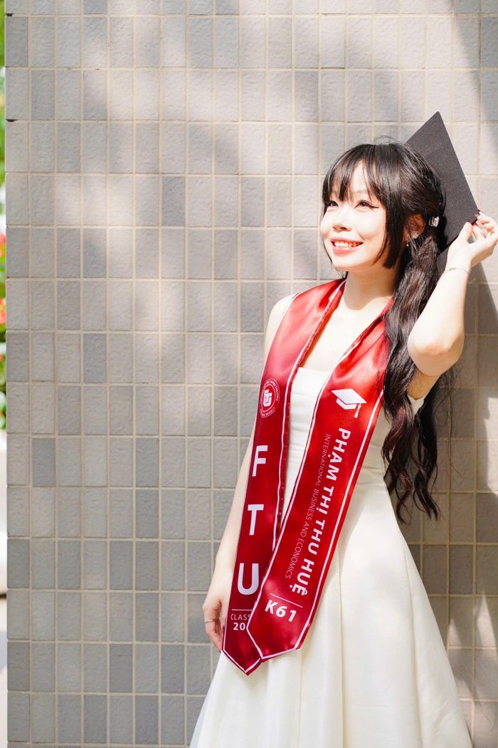 Sinh năm 2004 tại Quảng Ninh, Phạm Thị Thu Huệ là cựu học sinh Trường THPT Hoàng Quốc Việt. Năm 2022, Huệ trúng tuyển ngành Kinh tế đối ngoại, Trường Đại học Ngoại thương - ngôi trường em đặt mục tiêu theo đuổi từ những năm học THCS. Trong suy nghĩ của Huệ, Ngoại thương là môi trường quy tụ những sinh viên năng động, bản lĩnh và luôn nỗ lực phát triển bản thân. Chính hình dung đó trở thành động lực để em kiên trì theo đuổi mục tiêu nhiều năm liền. 