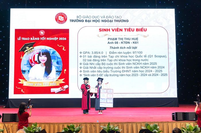 Chia sẻ về phương pháp học tập, Huệ cho biết bản thân không có bí quyết đặc biệt nhưng luôn cố gắng hiểu sâu vấn đề thay vì học thuộc. Nữ sinh thường đặt câu hỏi “vì sao” khi tiếp cận một kiến thức mới, từ đó kết nối các nội dung để nắm được logic phía sau. Bên cạnh đó, Huệ luôn xác định rõ mục tiêu, chia nhỏ công việc theo từng giai đoạn và duy trì sự đều đặn thay vì học dồn. Theo em, sự bền bỉ trong thời gian dài quan trọng hơn những khoảng thời gian cố gắng ngắn hạn. 