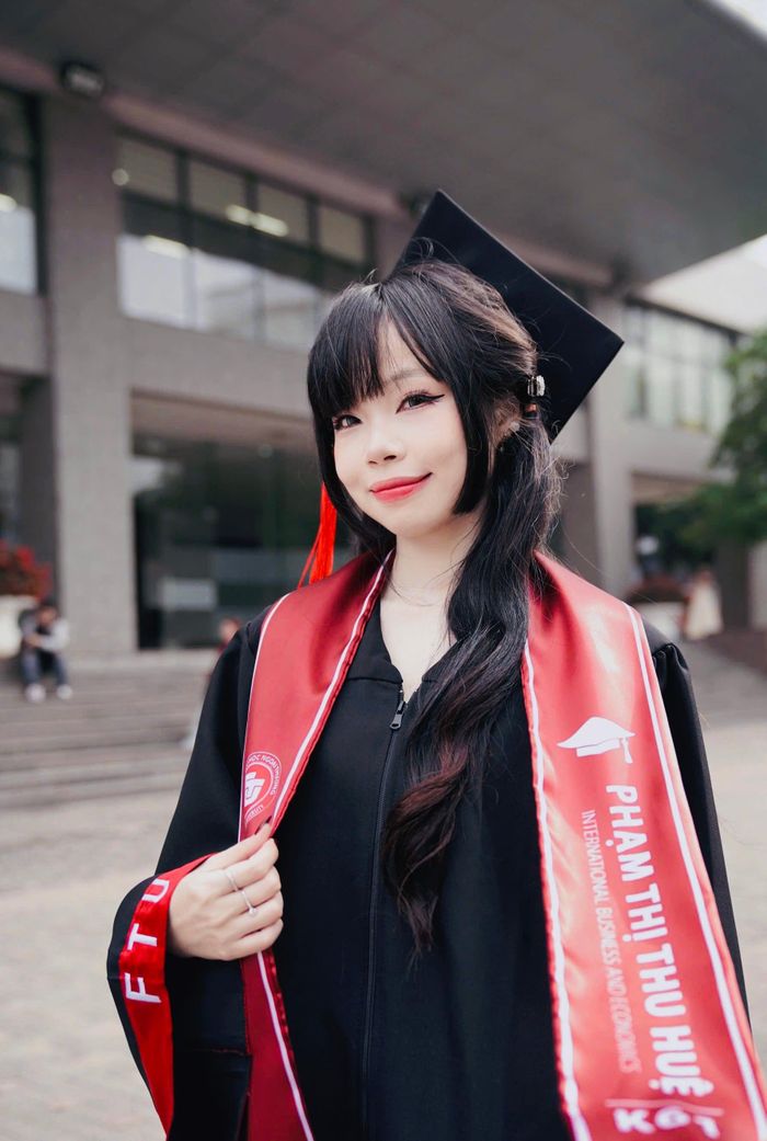 Huệ cho biết gia đình luôn tạo điều kiện để em tự lựa chọn con đường học tập, không đặt nặng thành tích. Vì vậy, áp lực lớn nhất lại đến từ chính bản thân khi luôn muốn tận dụng tốt những cơ hội mình có. Khoảng thời gian đáng nhớ nhất là tháng cuối trước kỳ thi tốt nghiệp THPT và xét tuyển đại học.