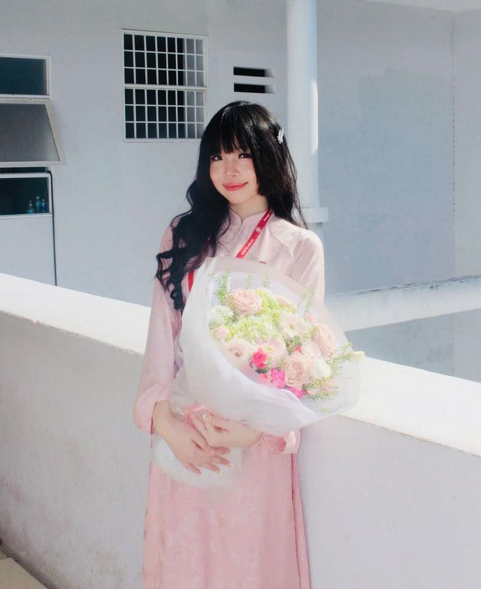 Gửi lời nhắn tới các học sinh, sinh viên đang theo đuổi mục tiêu học tập tại Đại học Ngoại thương, Huệ chia sẻ câu nói mà em luôn tâm đắc: “What you think, you become” (Bạn nghĩ gì, bạn sẽ trở thành điều đó). Theo nữ sinh, điều quan trọng không phải là giỏi hơn người khác mà là mỗi ngày đều tiến bộ hơn chính mình. Chỉ cần giữ tinh thần học hỏi và không ngại bắt đầu, mỗi người đều có thể tìm được con đường để tỏa sáng theo cách riêng.