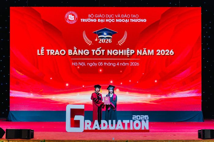 Trong quá trình học tập, Huệ đạt giải Nhì cấp Bộ cuộc thi Sinh viên nghiên cứu khoa học; hai giải Nhất cấp trường; giải Nhì cấp khoa; giải Khuyến khích cấp viện. Đáng chú ý, nữ sinh còn là đồng tác giả một bài báo quốc tế thuộc danh mục Q1 Scopus, ISI-SSCI, ABS 2 và ABDC hạng A, cùng hai bài báo đăng trên các tạp chí khoa học trong nước.