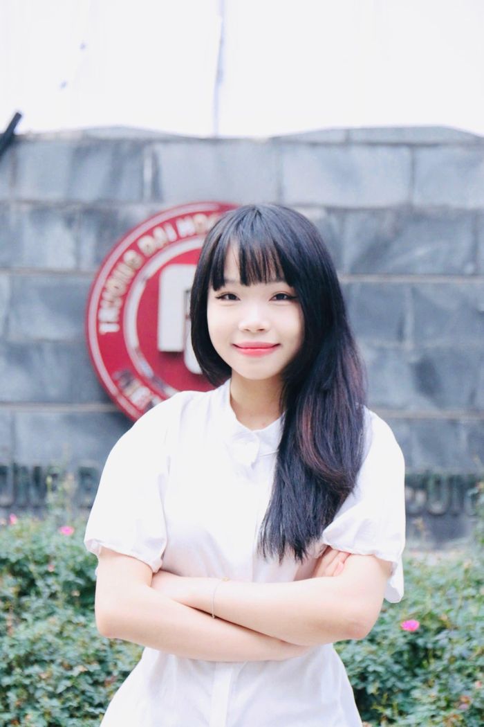 Một trong những kỷ niệm đáng nhớ nhất của Huệ là hành trình cùng nhóm nghiên cứu tham dự vòng chung khảo cấp Bộ cuộc thi Sinh viên nghiên cứu khoa học tại Nha Trang. Trước đó, cả nhóm trải qua nhiều tuần liên tục chỉnh sửa đề tài, đọc tài liệu và hoàn thiện báo cáo, có những ngày làm việc đến 5-6 giờ sáng. Sau quãng thời gian áp lực, chuyến đi dự thi trở thành dịp để các thành viên cùng chia sẻ niềm vui và lưu giữ những kỷ niệm đẹp. Điều Huệ nhớ nhất không phải giải thưởng đạt được mà là những người đồng hành đã cùng vượt qua một chặng đường nhiều thử thách.