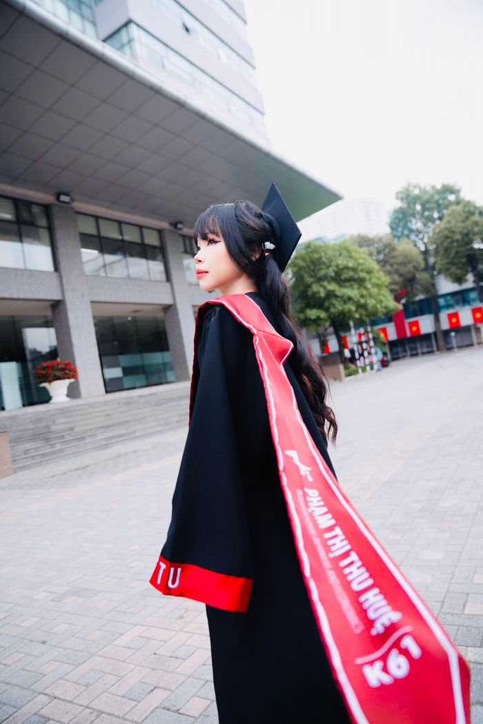 Do đặt mục tiêu vào ngành có điểm chuẩn cao của Đại học Ngoại thương, Huệ dành gần như toàn bộ thời gian cho việc ôn tập. “Áp lực lớn nhất không phải lượng kiến thức mà là cảm giác mình chưa đủ tốt, chỉ cần lơ là một chút sẽ đánh mất mục tiêu đã theo đuổi nhiều năm”, Huệ chia sẻ. Nhìn lại, nữ sinh cho rằng chính giai đoạn đó giúp bản thân rèn được sự tập trung, tính kỷ luật và khả năng kiên trì trước áp lực.