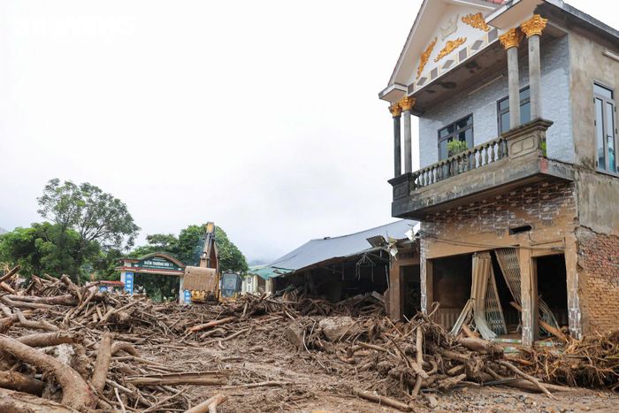 Sau trận lũ quét kinh hoàng, khu dân cư đội 11, xã Mường Than phủ kín bùn đất, cây gãy đổ và những đống đổ nát. (Ảnh: Minh Đức)