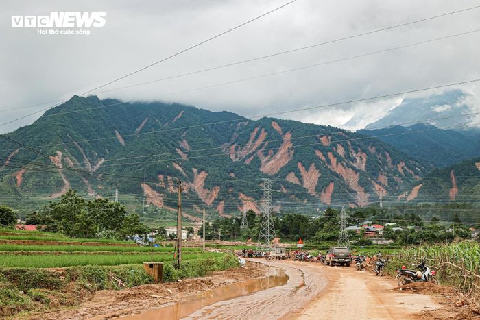 Những vết sạt trượt còn in hằn trên các dãy núi tại xã Mường Than. (Ảnh: Minh Đức)