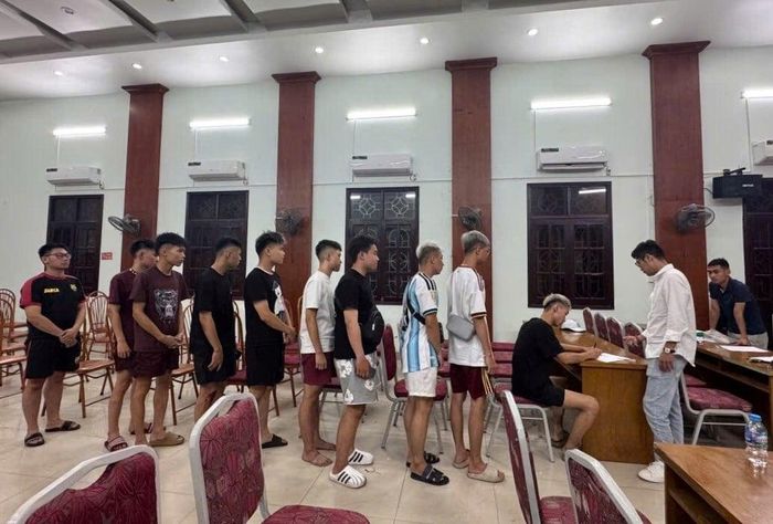 Công an phường Gia viên làm việc với 13 thanh niên vi phạm