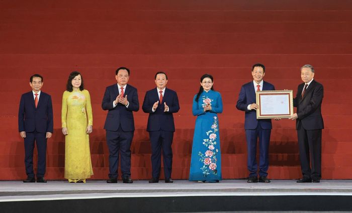 Tổng Bí thư, Chủ tịch nước Tô Lâm trao Nghị quyết của của Quốc hội về việc thành lập TP Đồng Nai, hôm 18/5.