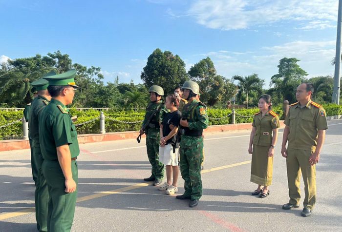 Đồn Biên phòng Cửa khẩu Quốc tế Lao Bảo đang thực hiện các thủ tục tiếp nhận Lê Thọ Cẩm Cát từ lực lượng chức năng Lào. (Ảnh: BPCC)
