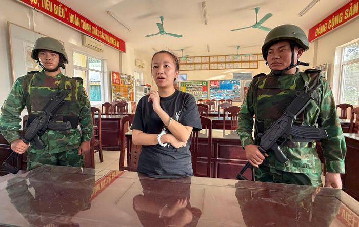 Lê Thọ Cẩm Cát được đưa về trụ sở Đồn Biên phòng Cửa khẩu Quốc tế Lao Bảo để làm thủ tục bàn giao cho Phòng Cảnh sát Thi hành án hình sự và hỗ trợ tư pháp Công an tỉnh Quảng Trị để xử lý theo quy định. (Ảnh: BPCC)