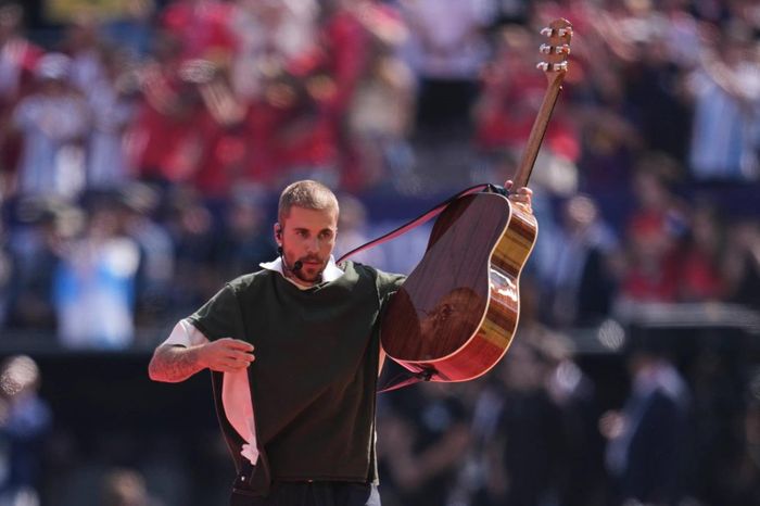 Justin Bieber vừa ôm guitar vừa trình bày phiên bản acoustic của “Everything Hallelujah”. (Ảnh: AP)