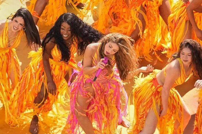 Shakira biểu diễn ca khúc chính thức của World Cup 2026 mang tên “Dai Dai” cùng Burna Boy. (Ảnh: AP)