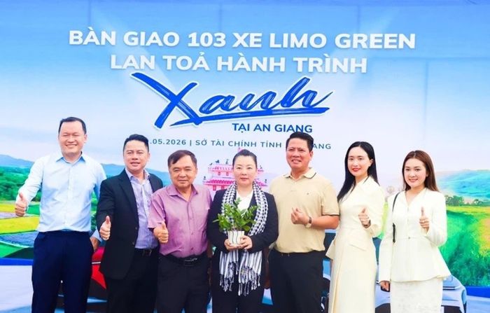 Lễ bàn giao 103 xe Limo Green cho tỉnh An Giang làm xe công vụ. 