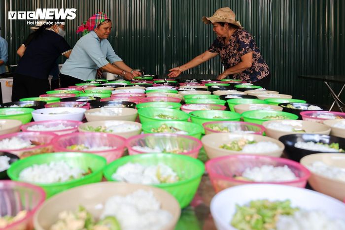 Theo phương châm “4 tại chỗ”, toàn bộ lương thực, thực phẩm, quần áo và nhu yếu phẩm do các tổ chức, cá nhân hỗ trợ đều được tiếp nhận, quản lý và phân bổ công khai, minh bạch đến từng hộ dân. Trong những ngày cao điểm, bếp ăn tập trung phục vụ khoảng 2.000 suất ăn mỗi ngày với sự chung sức của cán bộ, giáo viên, người dân địa phương cùng các đoàn thiện nguyện, bảo đảm mọi người dân sơ tán đều có bữa ăn đầy đủ và an toàn.