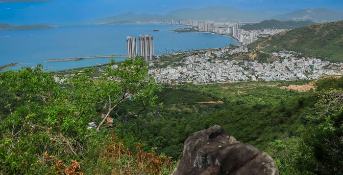 Đô thị Nha Trang nhìn từ núi Cô Tiên. (Ảnh: N.H)