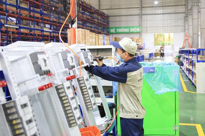 Sản xuất thiết bị điện tại Công ty cổ phần Kỹ thuật công nghiệp Á Châu (Cụm công nghiệp Quất Động). Ảnh: Nguyễn Quang