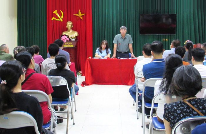 Lãnh đạo phường Hồng Hà đối thoại với các hộ dân thuộc diện giải phóng mặt bằng phục vụ thi công dự án cầu Trần Hưng Đạo. Ảnh: Phương Thảo