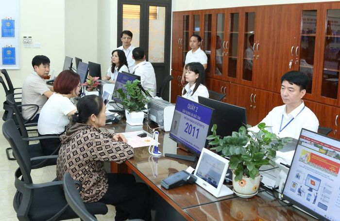 Giải quyết thủ tục hành chính cho người dân tại Điểm phục vụ hành chính công Phúc Thịnh. Ảnh: Phạm Hùng
