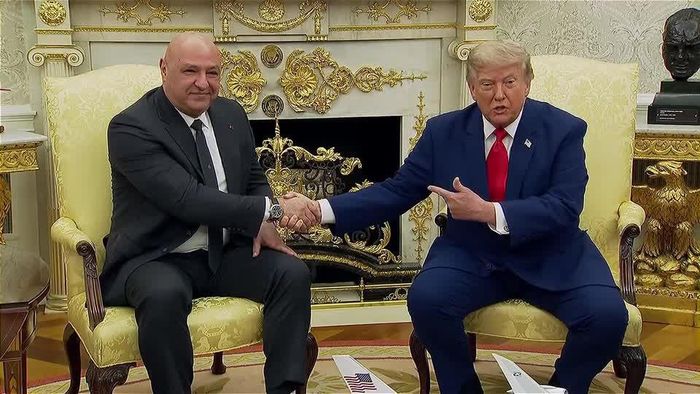Tổng thống Donald Trump bắt tay với Tổng thống Lebanon Joseph Aoun trong cuộc gặp tại Nhà Trắng ở Washington, DC, Mỹ, ngày 21-7. Ảnh chụp từ video của Reuters