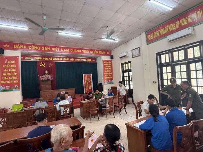 Đoàn viên, thanh niên xã Ô Diên hỗ trợ người dân hoàn thiện hồ sơ trong Chiến dịch cao điểm 45 ngày xây dựng cơ sở dữ liệu đất đai. Ảnh: PV