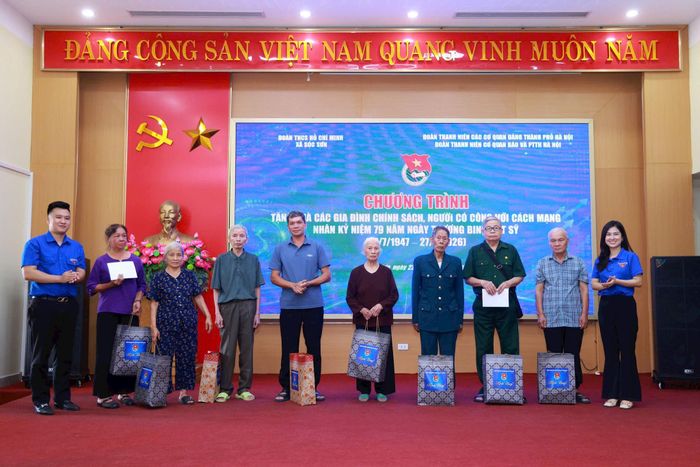 Đoàn Thanh niên Cơ quan Báo và Phát thanh, Truyền hình Hà Nội trạo tặng 30 suất quà ý nghĩa tới những gia đình chính sách trên địa bàn xã Sóc Sơn. Ảnh: Văn Tuyến