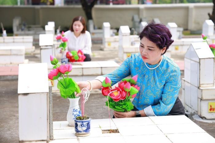 Đồng chí Lê Quỳnh Trang, Ủy viên Hội đồng Biên tập, Phó Chủ tịch Công đoàn Cơ quan Báo và Phát thanh,Truyền hình Hà Nội thắp nén nhang thành kính tri ân tới các liệt sĩ. Ảnh: Văn Tuyến