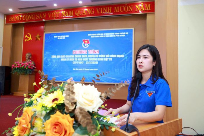 Đồng chí Hoàng Huyền Chi, Bí thư Đoàn Thanh niên Cơ quan Báo và Phát thanh, Truyền hình Hà Nội phát biểu tại chương trình. Ảnh: Văn Tuyến