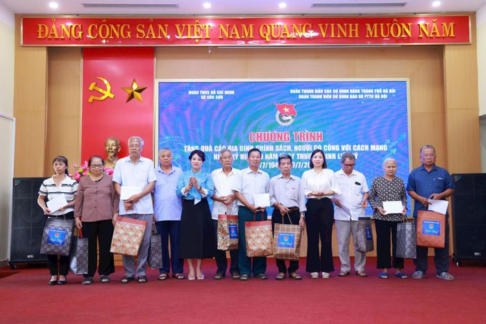 Đồng chí Lê Quỳnh Trang, Ủy viên Hội đồng biên tập, Phó Chủ tịch Công đoàn Cơ quan Báo và Phát thanh, truyền hình Hà Nội và đồng chí Nguyễn Thị Thu Hương, Ủy viên Ban Thường vụ Đảng ủy, Chủ tịch Ủy ban MTTQ Việt Nam xã Sóc Sơn trao quà tặng đại diện các gia đình chính sách. Ảnh: Văn Tuyến