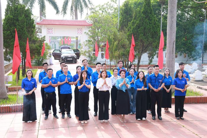 Đoàn công tác Cơ quan Báo và Phát thanh, Truyền hình Hà Nội dâng hương, dâng hoa tại Nghĩa trang liệt sĩ Tiên Dược. Ảnh: Văn Tuyến