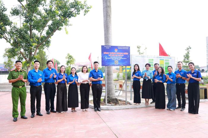 Đoàn Thanh niên Cơ quan Báo và Phát thanh, Truyền hình Hà Nội phối hợp với Đoàn Thanh niên xã Sóc Sơn khánh thành công trình thanh niên "Số hóa Nghĩa trang liệt sĩ Tiên Dược". Ảnh: Văn Tuyến