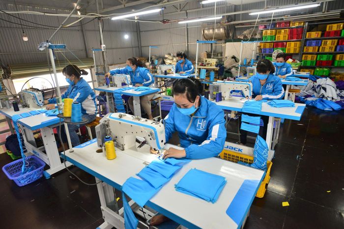 Người lao động sẽ không còn cảnh ngược xuôi xin chứng từ khấu trừ thuế. Ảnh minh họa: Khánh Huy