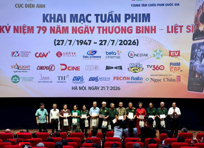 Ban tổ chức tặng quà, tri ân các cựu chiến binh, gia đình có công với cách mạng. Ảnh: Thụy Du