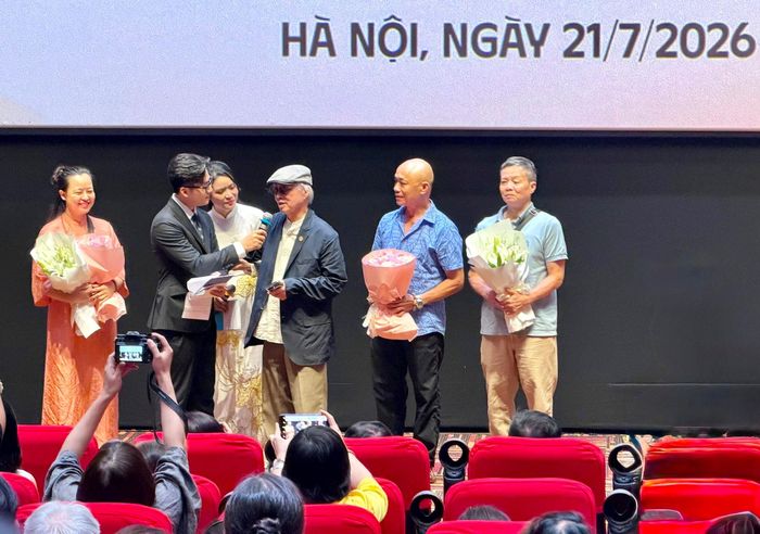 NSND Đặng Nhật Minh, đạo diễn bộ phim "Đừng đốt" chia sẻ tại sự kiện. Ảnh: Thụy Du