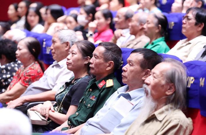 Đồng loạt các hệ thống rạp thương mại chiếu phim miễn phí phục vụ khán giả. Ảnh: Trần Huấn