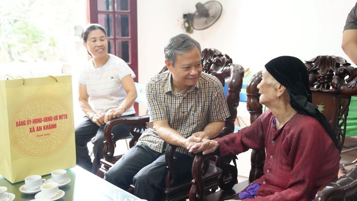 Chủ tịch UBND xã An Khánh Hồ Trung Nghĩa thăm, tặng quà Mẹ Việt Nam Anh hùng Nguyễn Thị Bậu. Ảnh: AK