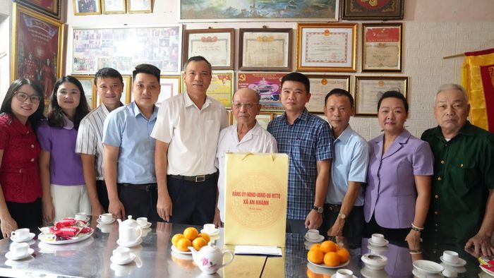 Bí thư Đảng ủy, Chủ tịch HĐND xã An Khánh Nguyễn Trung Thuận cùng Đoàn số 1 đến thăm hỏi, tặng quà gia đình chính sách, người có công nhân kỷ niệm 79 năm Ngày Thương binh - Liệt sỹ. Ảnh: AK