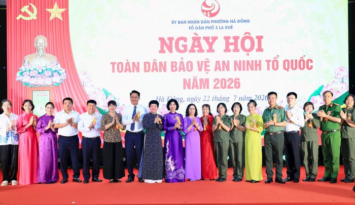Các đại biểu chụp ảnh lưu niệm tại ngày hội. Ảnh: Quang Thái