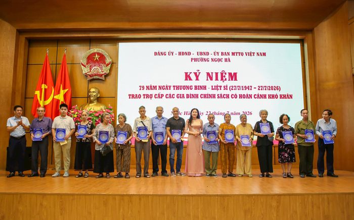 Đảng ủy - HĐND - UBND - Ủy ban MTTQ Việt Nam phường Ngọc Hà trao tặng quà tới các gia đình chính sách có hoàn cảnh khó khăn trên địa bàn. Ảnh: Duy Khánh