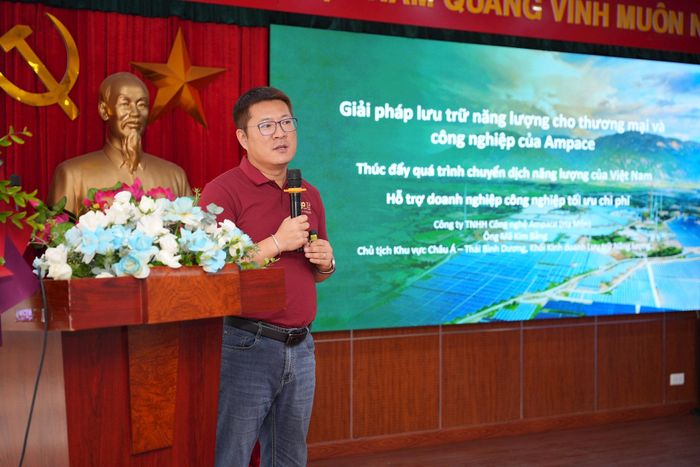 Ông Mã Kim Bằng chia sẻ về giải pháp lưu trữ năng lượng cho thương mại và công nghiệp đã được triển khai thành công tại Trung Quốc và nhiều quốc gia trên thế giới. (Ảnh: BTC)