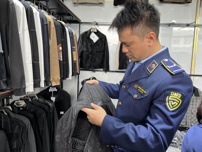 Lực lượng QLTT Hà Nội kiểm tra hoạt động kinh doanh ngăn chặn hàng giả tại chợ truyền thống. Ảnh: Hoài Nam