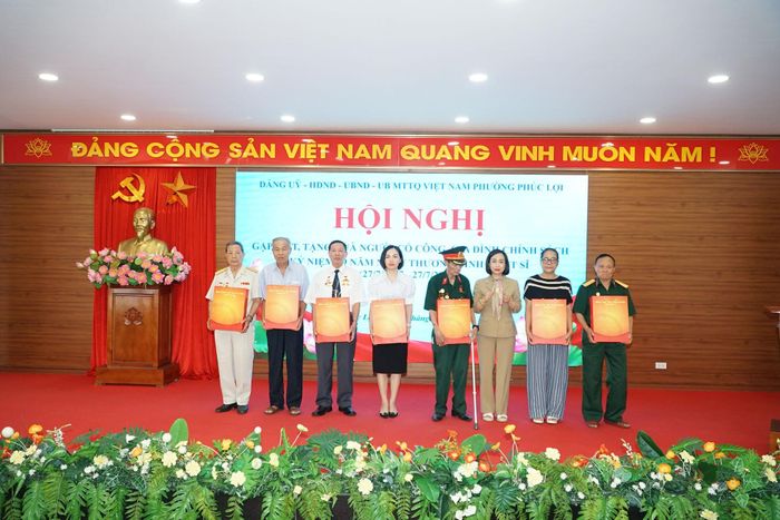 Chủ tịch UBND phường Phúc Lợi Nguyễn Thị Thanh Hằng trao quà tri ân đến người có công và thân nhân người có công trên địa bàn. Ảnh: Nguyễn Bình