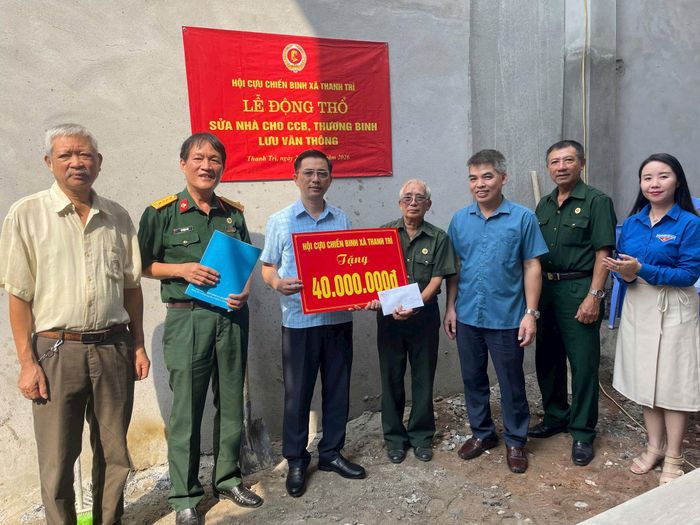 Hội Cựu chiến binh xã Thanh Trì hỗ trợ 40 triệu đồng để sửa chữa nhà ở cho thương binh Lưu Văn Thông. Ảnh: Thanh Hồng