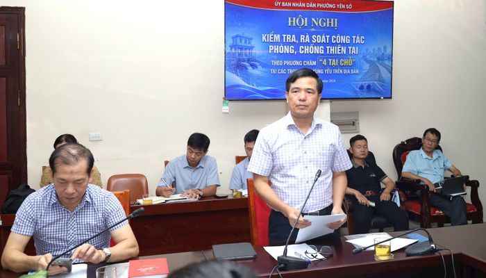 Chi cục trưởng Chi cục Thủy lợi và Phòng, chống thiên tai Hà Nội Nguyễn Duy Du đánh giá công tác phòng, chống thiên tai, bảo vệ trọng điểm đê điều tại phường Yên Sở. Ảnh: Kim Nhuệ