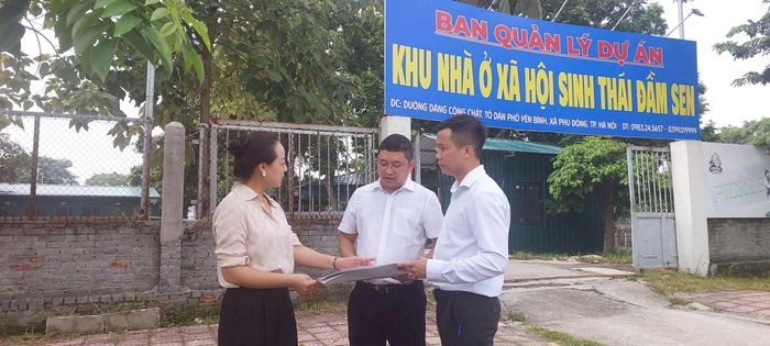 Ông Nguyễn Văn Sáng (giữa), Phó Tổng Giám đốc Công ty cổ phần Ecolux Holdings giới thiệu về dự án. Ảnh: Đình Hiệp