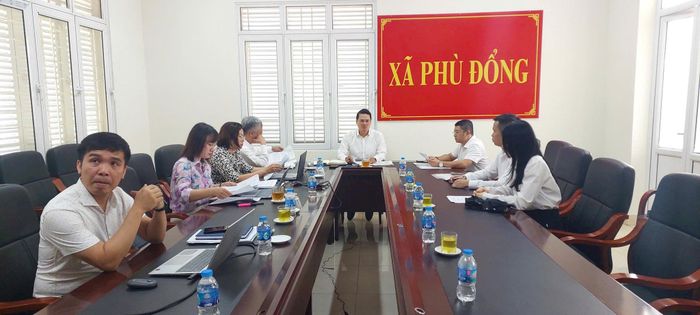 Chủ tịch UBND xã Phù Đổng Đào Đức Minh chủ trì cuộc họp để tháo gỡ khó khăn cho doanh nghiệp. Ảnh: Đình Hiệp