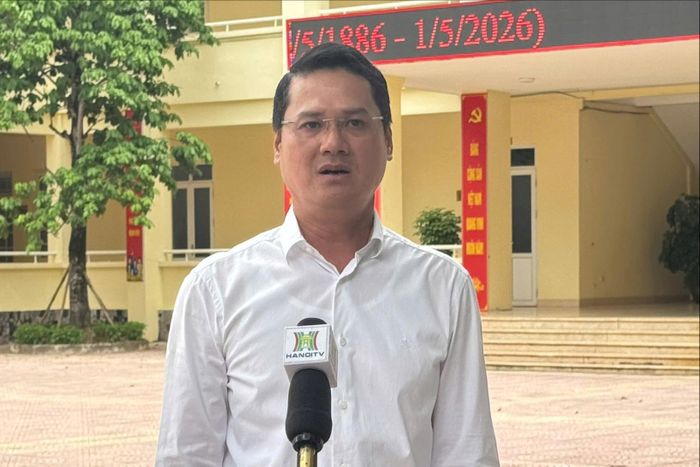 Phó Bí thư Đảng ủy, Chủ tịch UBND xã Phù Đổng Đào Đức Minh trả lời. Ảnh: Đình Hiệp