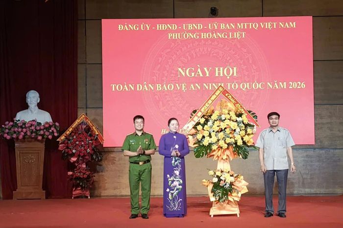 Đồng chí Nguyễn Trường Sơn, Bí thư Đảng ủy, Chủ tịch HĐND phường Hoàng Liệt tặng hoa chúc mừng Ban Chỉ đạo 197 của phường. Ảnh TA.