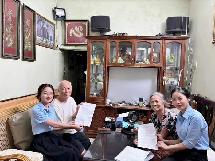 Nhiều trường hợp già yếu được hỗ trợ ủy quyền lương hưu tại nhà. Ảnh: BHXH HN
